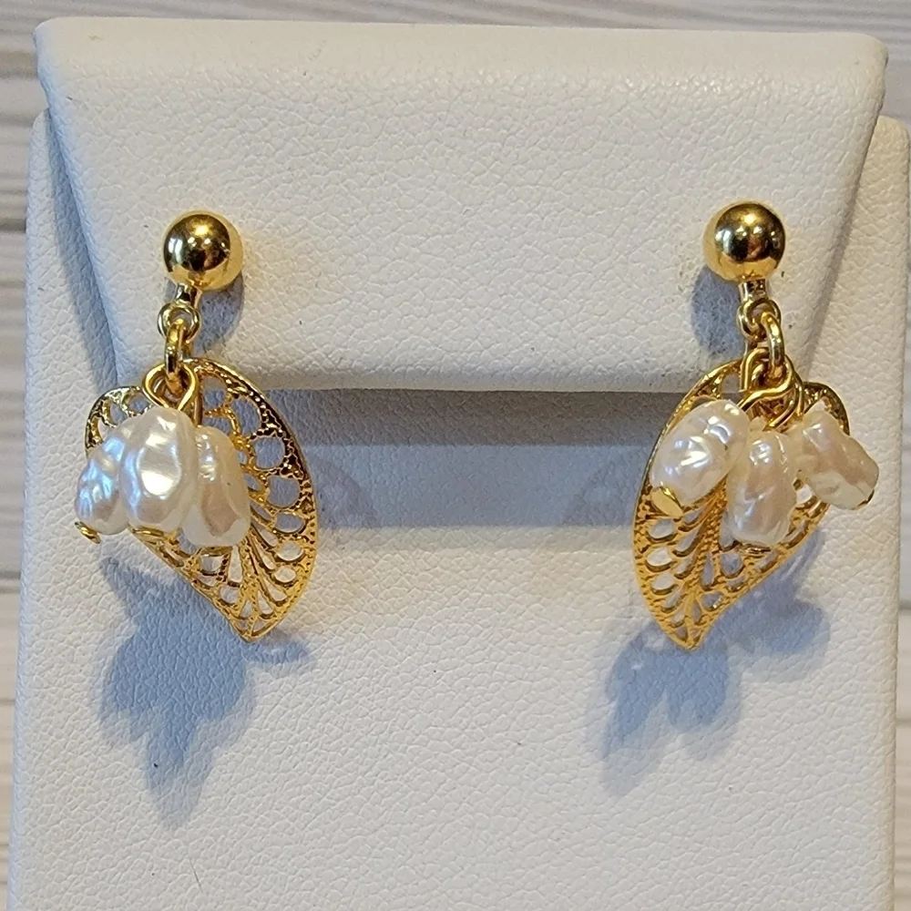 Vintage Avon Gold-tone Pierced Earrings - Picture 1 of 3